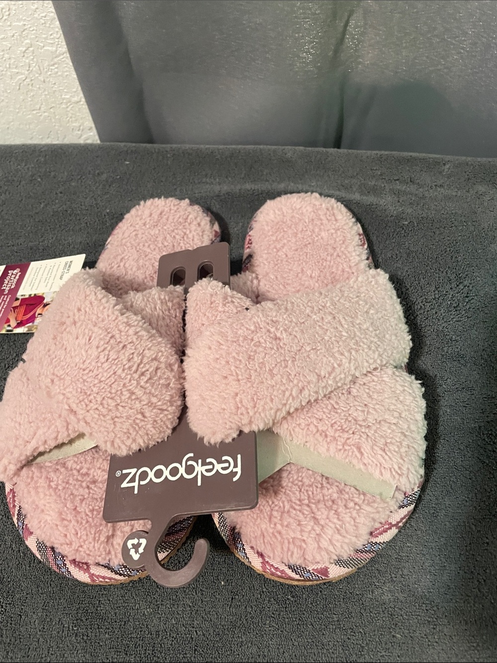 FeelGoodz Women's Pink Plush Cross-Band Slippers size 6 NWT